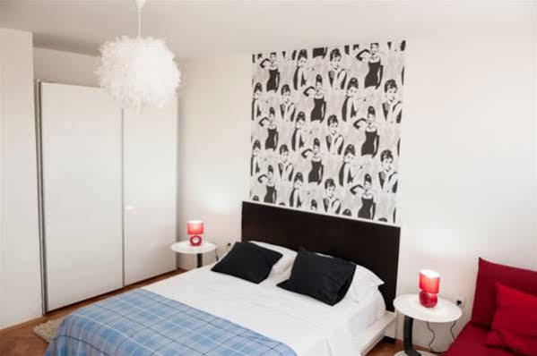 Town Center Apartment *